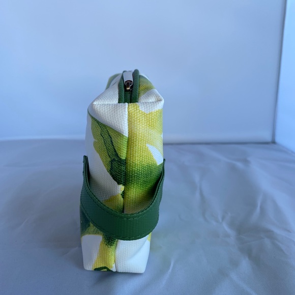 La Mer travel bag with travel size of moisturizing cream .11 fl oz - Picture 6 of 8